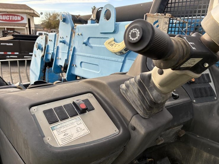 2015-genie-gth-10telescopic-reach-lift-image-17