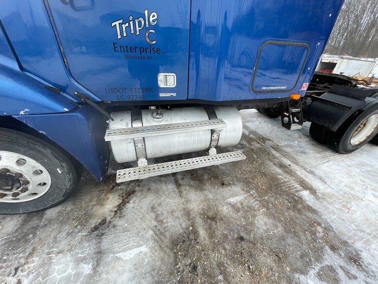 #308-•-2005-freightliner-columbia-semi-tractor-(has-wi-title)-(denmark,-wi)-image-53