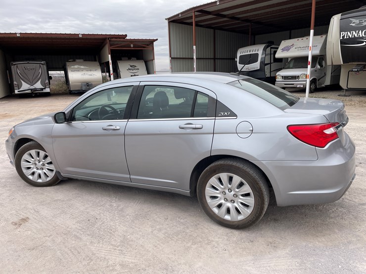 #111-•-2013-chrysler-200-(nm-title)-image-9