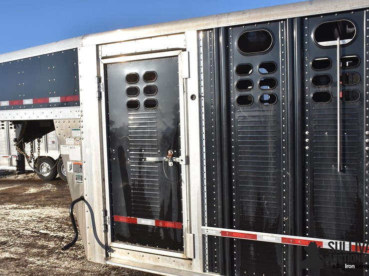 2020-wilson-livestock-trailer-image-17