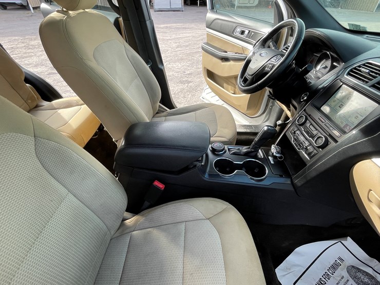 2017-ford-explorer-image-95