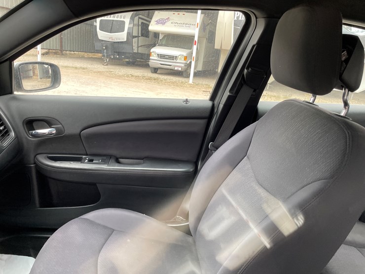 #111-•-2013-chrysler-200-(nm-title)-image-27