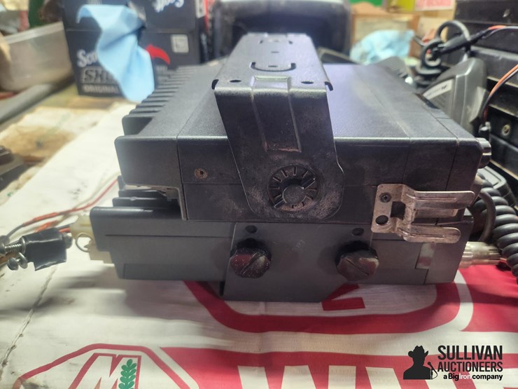 assorted-business-band-radios-image-3