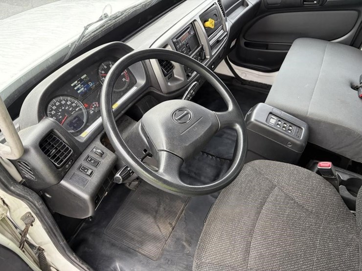 2016-hino-box-truck-image-15