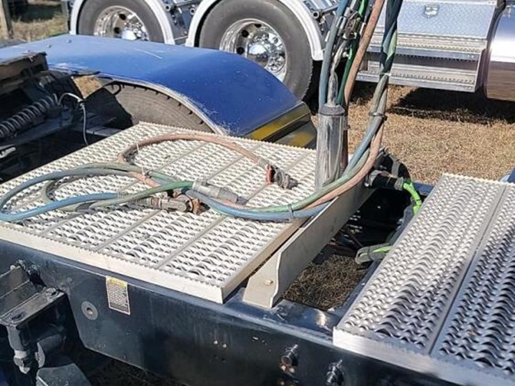 2021-peterbilt-389-image-8