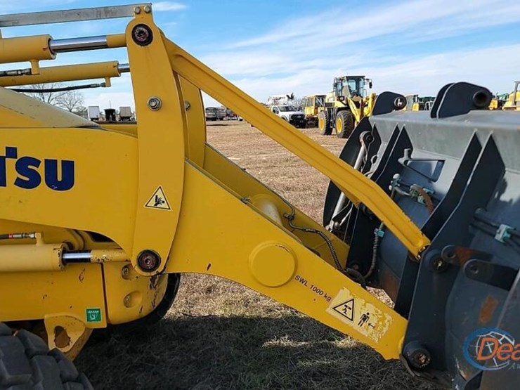 komatsu-wb146-image-9