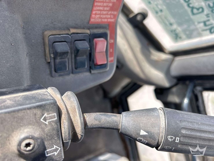 2004-deere-324h-image-22