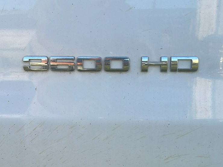 2015-gmc-3500-image-13