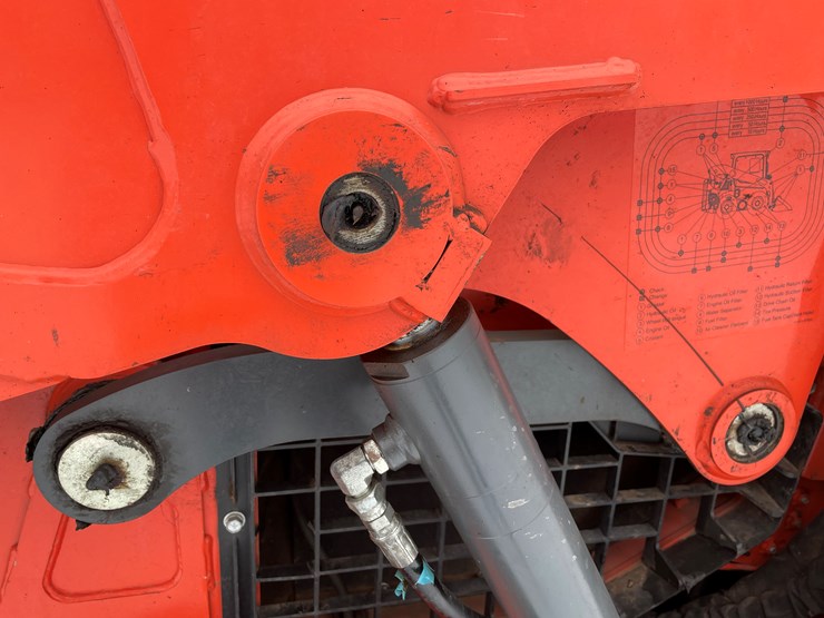 2022-kubota-ssv65-image-17