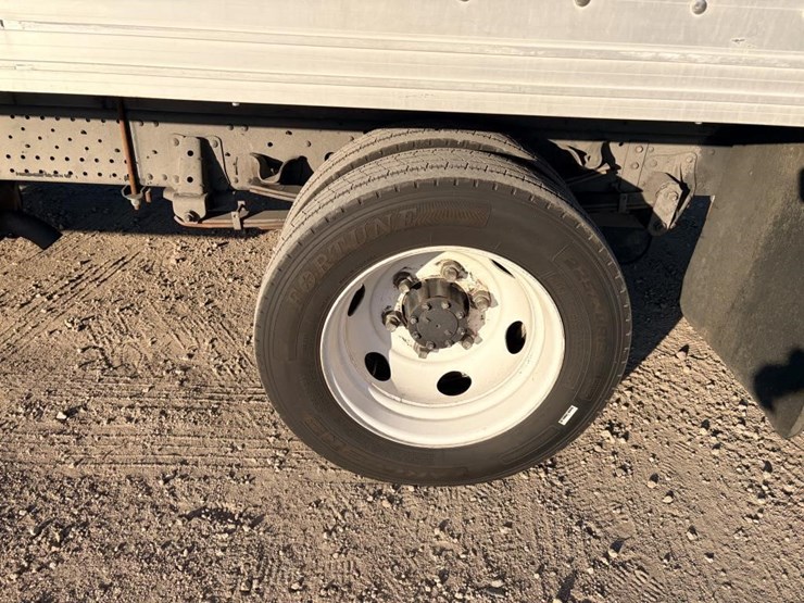 2013-isuzu-npr-image-9