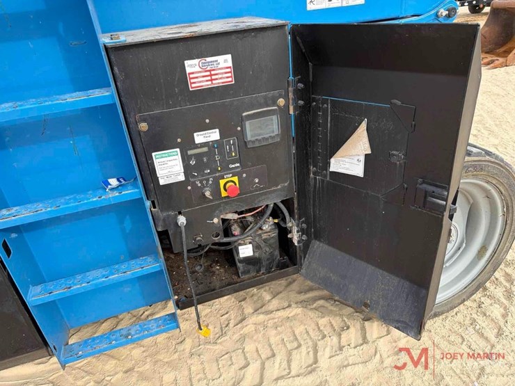 2015-genie-gs4390-roughterrain-scissor-lift-image-11