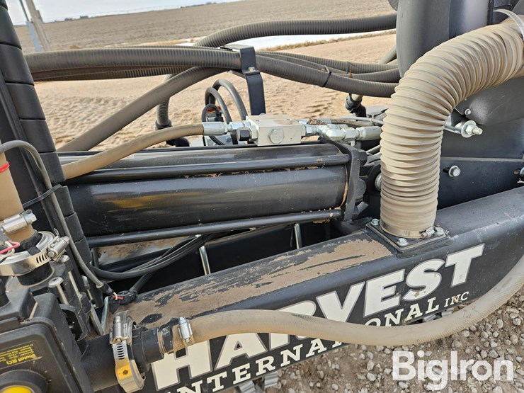 2023-harvest-international-16r30-stack-fold-center-fill-planter-image-16