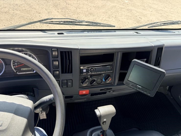 2017-isuzu-nrr-image-17