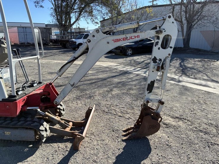 2015-takeuchi-excavator-tb216-image-6