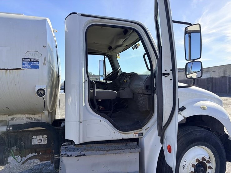 2015-freightliner-m2-106-image-10