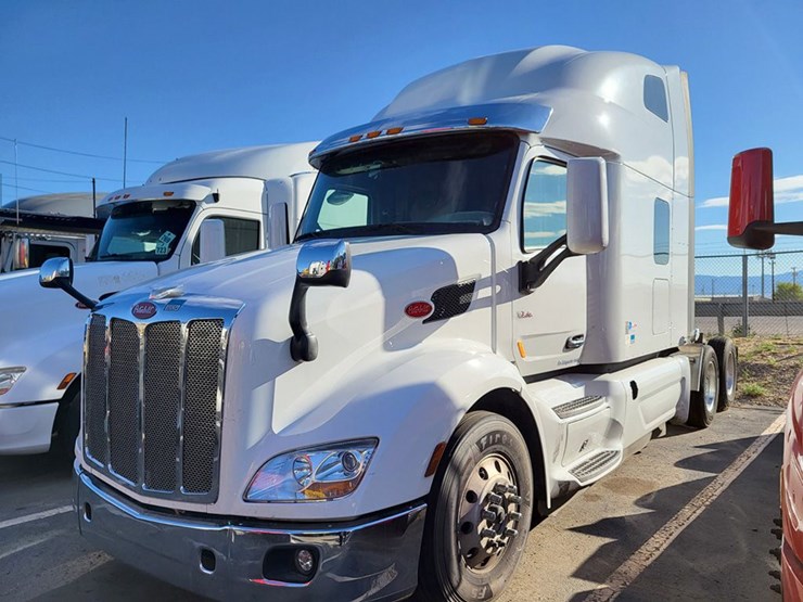 2022-peterbilt-579-image-1