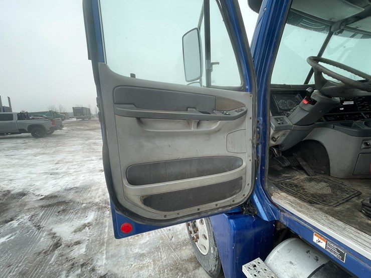 #308-•-2005-freightliner-columbia-semi-tractor-(has-wi-title)-(denmark,-wi)-image-73