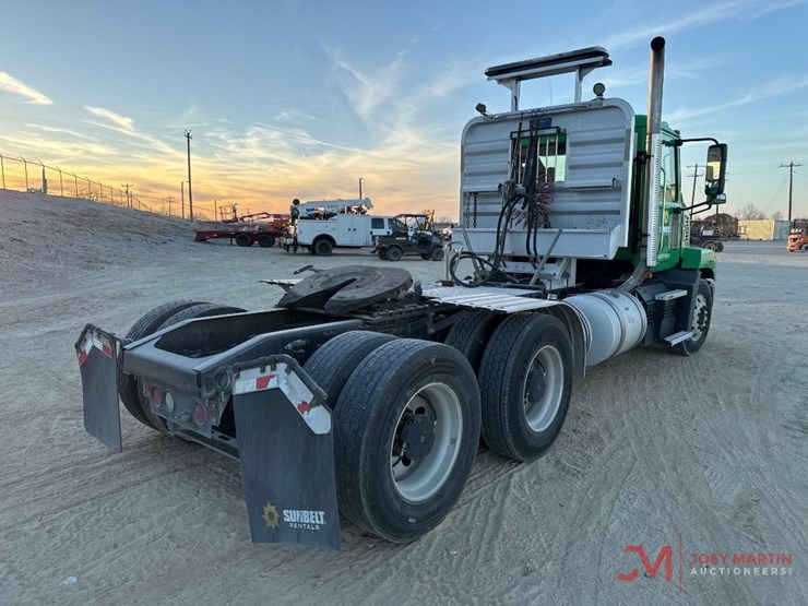 2020-mack-anthem-64t-image-2