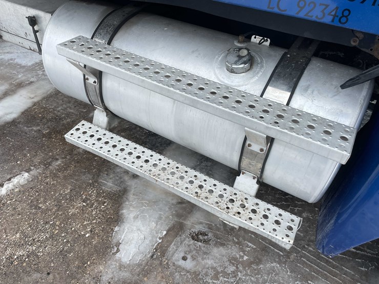 #308-•-2005-freightliner-columbia-semi-tractor-(has-wi-title)-(denmark,-wi)-image-22