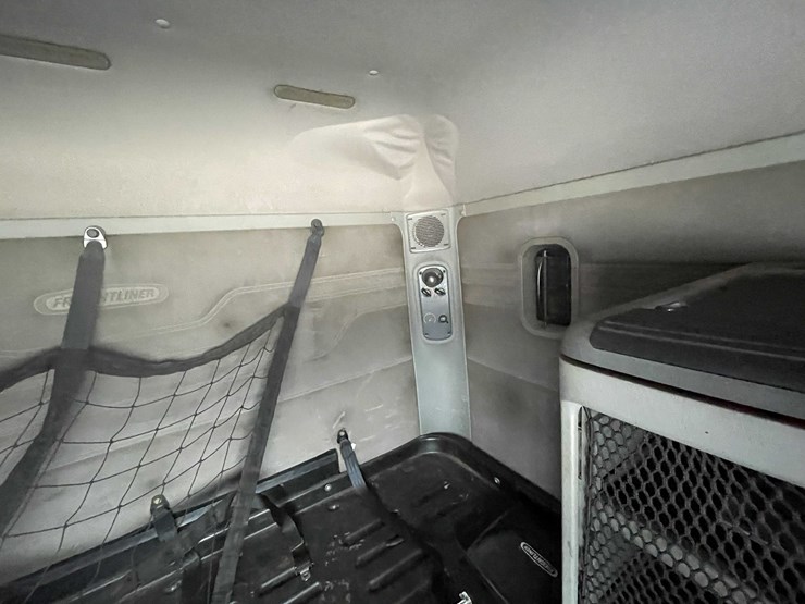 #308-•-2005-freightliner-columbia-semi-tractor-(has-wi-title)-(denmark,-wi)-image-83