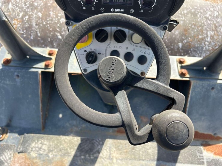 2019-bomag-bw211d-5-image-17