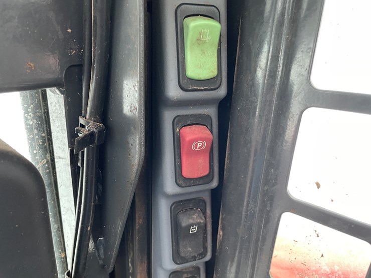 2022-kubota-ssv65-image-45