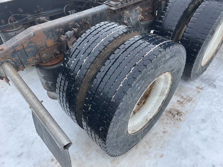 #308-•-2005-freightliner-columbia-semi-tractor-(has-wi-title)-(denmark,-wi)-image-32