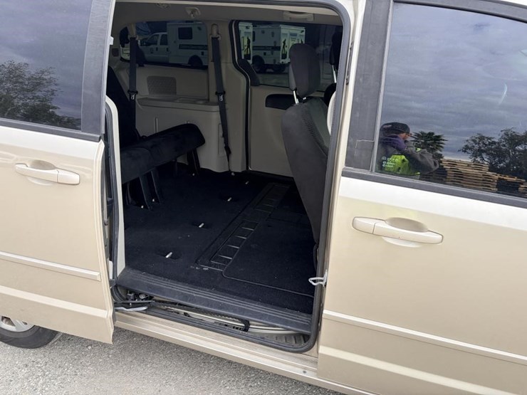 2016-dodge-grand-caravan-image-10