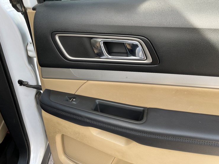 2017-ford-explorer-image-57