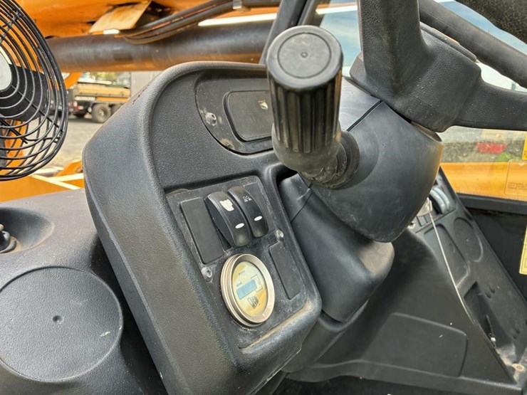 2014-jcb-telescopic-reach-lift-image-16