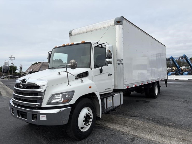 2016-hino-box-truck-image-1