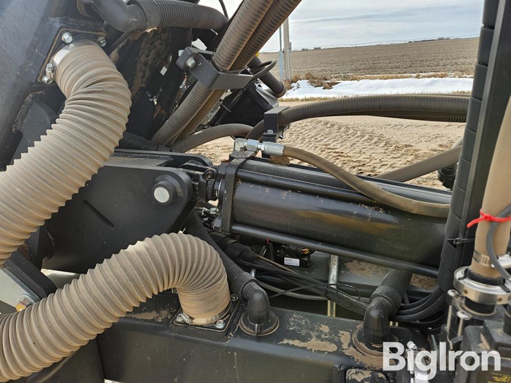 2023-harvest-international-16r30-stack-fold-center-fill-planter-image-15