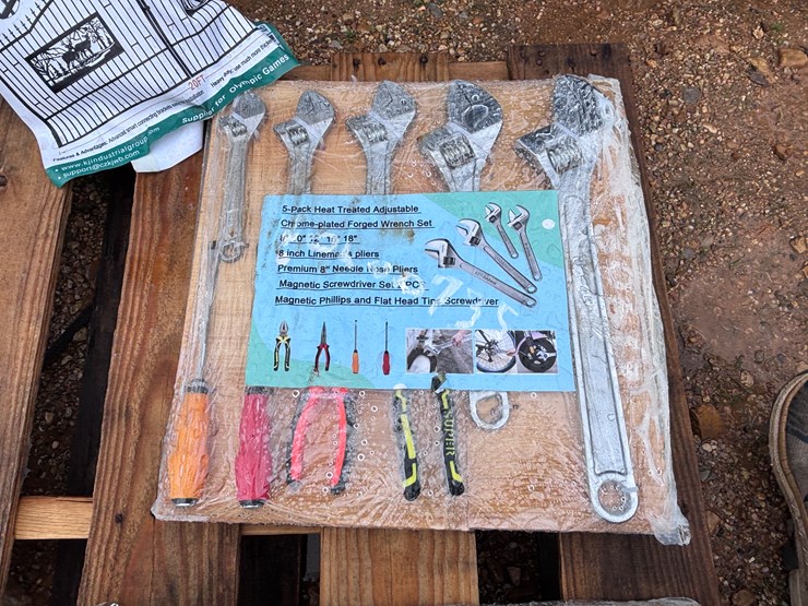 #8060-•-adj-wrenches,-misc-pliers,-screw-drivers-image-1