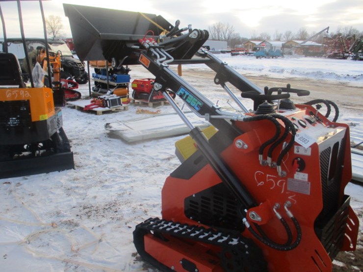 #6593-•-future-ft36c-mini-skid-steer-electric-start-open-operator-station,-40-in-bucket-420cc-gasoline-engine-image-1