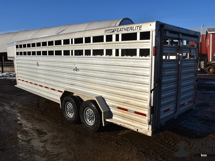2019-featherlite-24'-t/a-aluminum-livestock-trailer-image-7