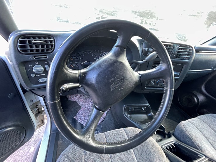 2002-chevrolet-s10-image-37