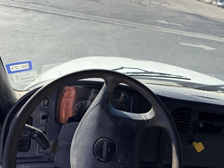 2015-freightliner-m2-106-image-13