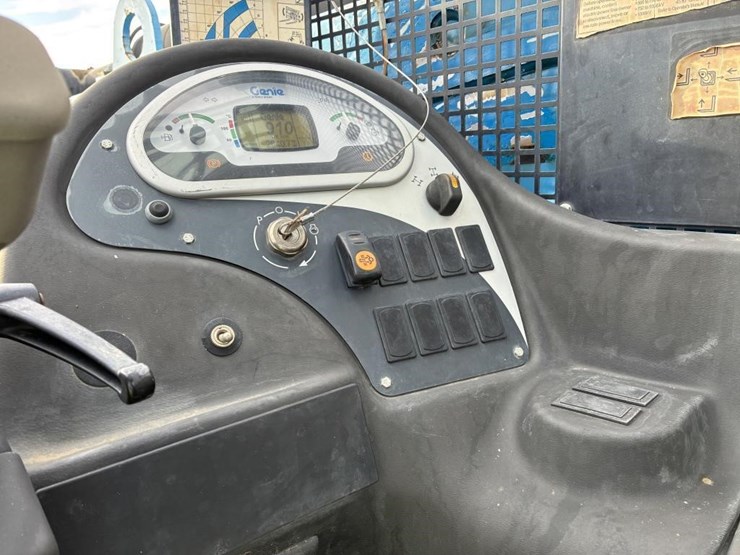 2015-genie-gth-10telescopic-reach-lift-image-18