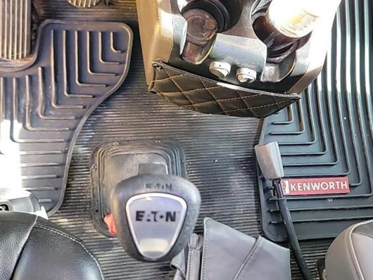 2020-kenworth-w900-image-27