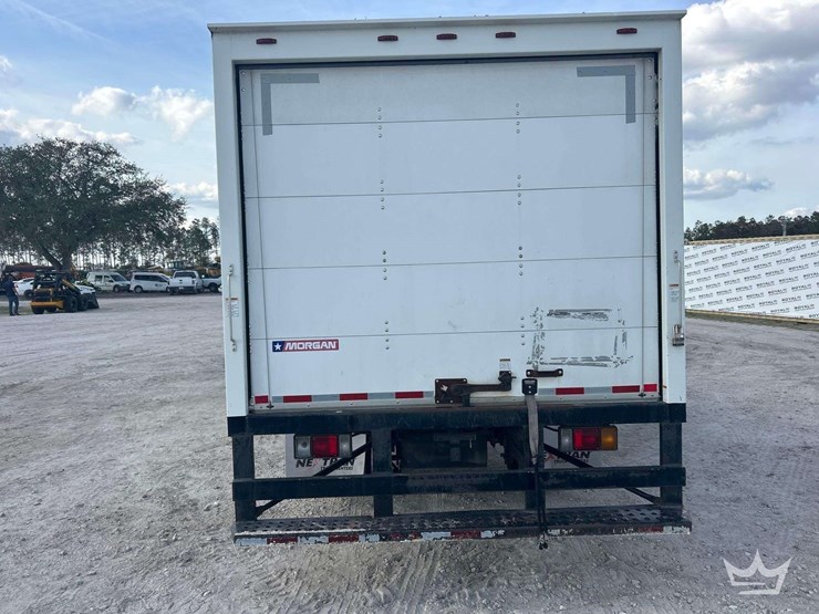 2016-isuzu-npr-image-16