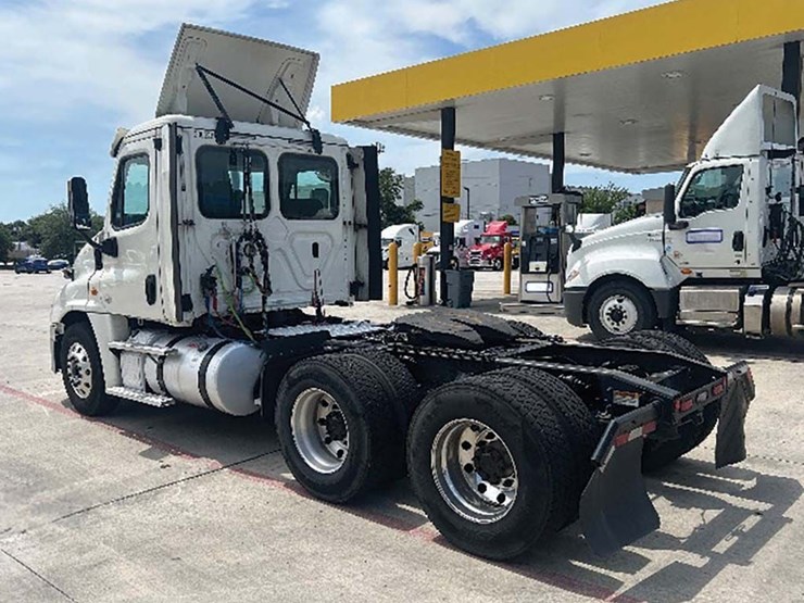 2018-freightliner-cascadia-125-image-2