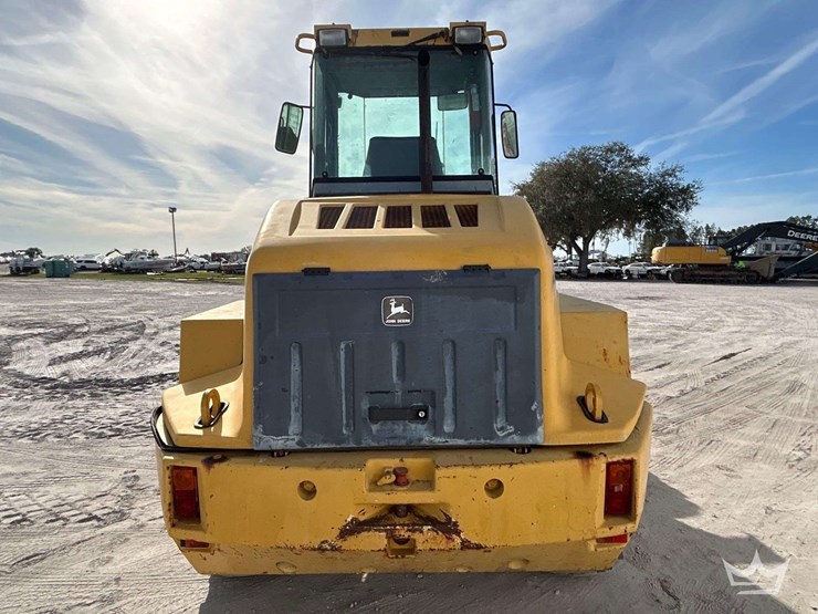 2004-deere-324h-image-26