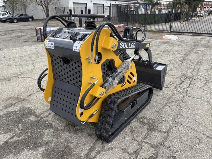 2025-sdlanch-sdll60-skid-steertrack-loader-image-3