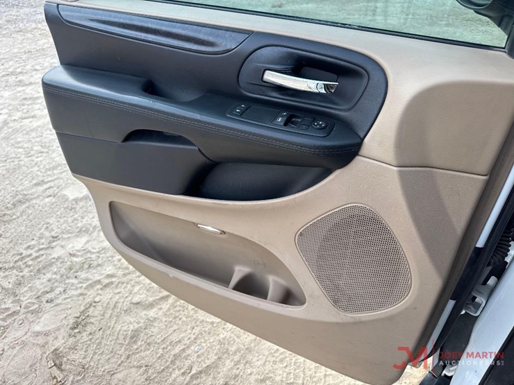 2015-dodge-grand-caravan-image-25