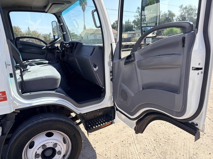 2017-isuzu-nrr-image-15