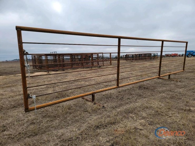 24'x6'-free-standing-metal-corral-panel-image-1