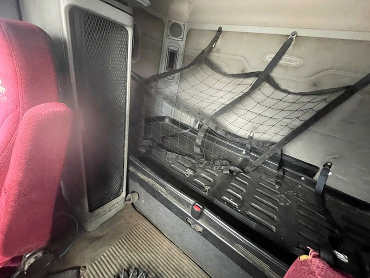 #308-•-2005-freightliner-columbia-semi-tractor-(has-wi-title)-(denmark,-wi)-image-82