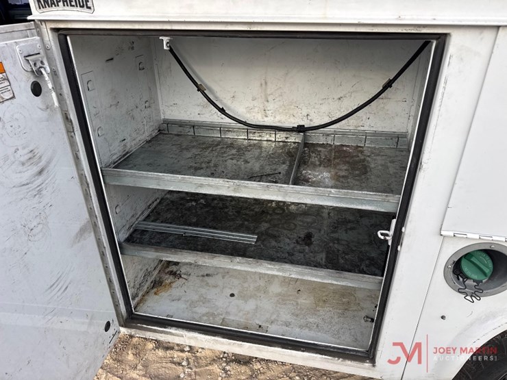 2016-chevrolet-silverado-3500-image-11