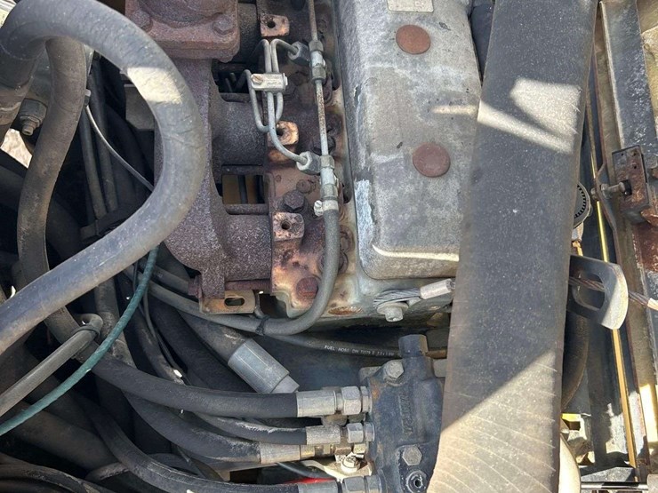 2004-deere-324h-image-9