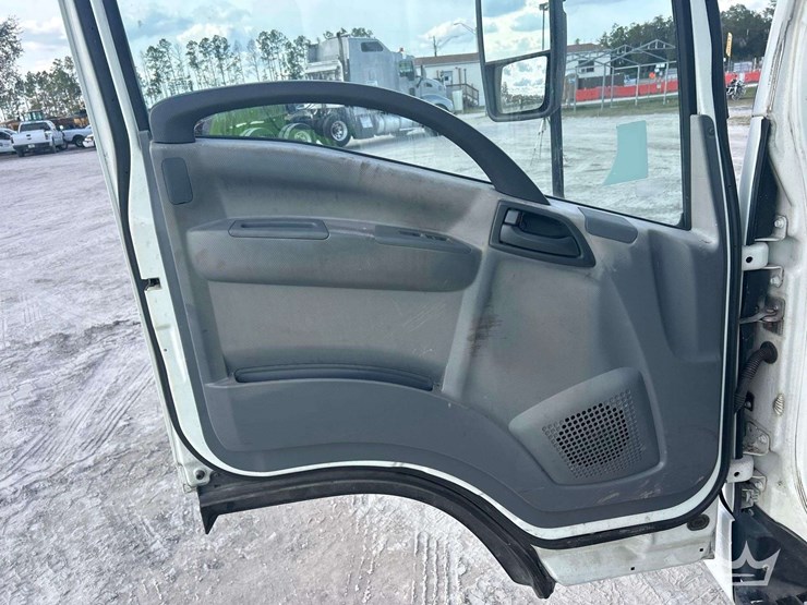 2016-isuzu-npr-image-14